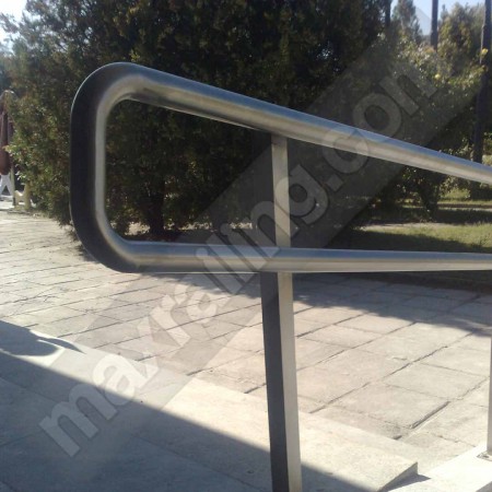 Парапет на рампа  за хора в неравностойно положение